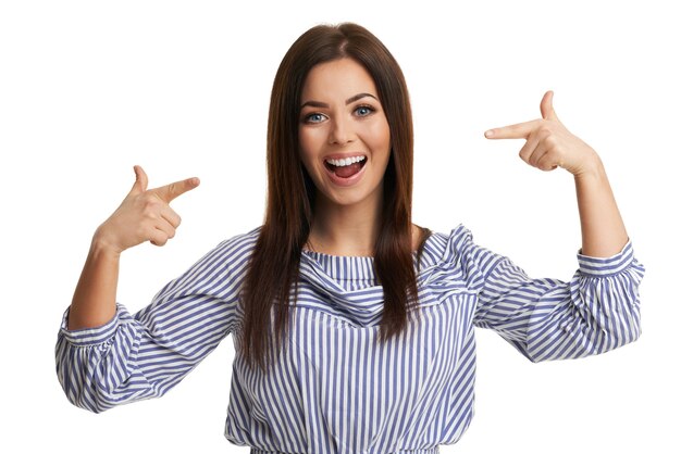 Mujer morena caucásica divirtiéndose y sonriendo aislado sobre fondo blanco.