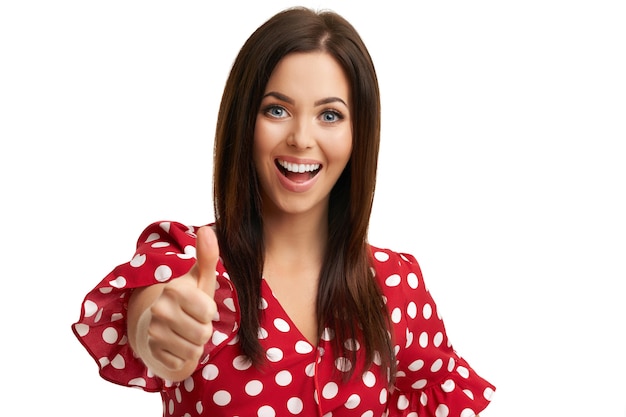 Mujer morena caucásica divirtiéndose y sonriendo aislado sobre fondo blanco.