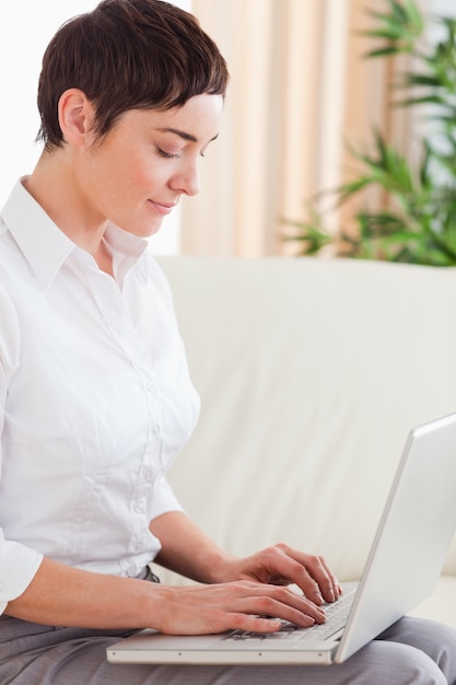 Mujer morena con una computadora portátil