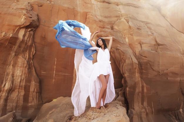 mujer morena en el desierto