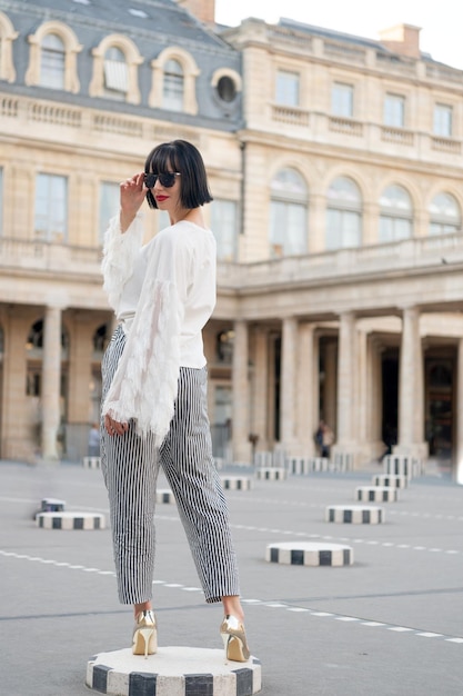 Mujer morena elegante en el espacio de copia al aire libre mujer morena elegante afuera mujer bruneta elegante en la calle modelo de mujer morena estilosa