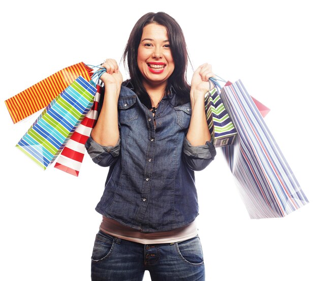 Mujer morena feliz con bolsas de compras