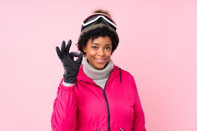 mujer morena con gafas de snowboard