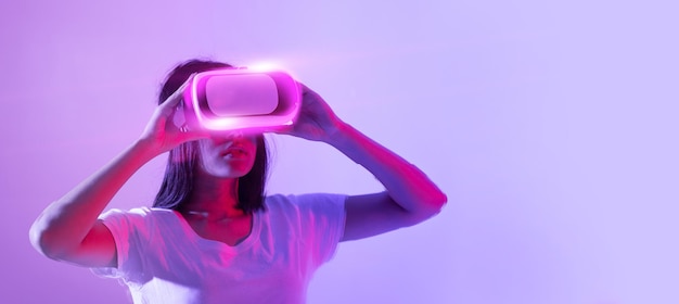 Mujer morena con gafas vr panorama con espacio de copia