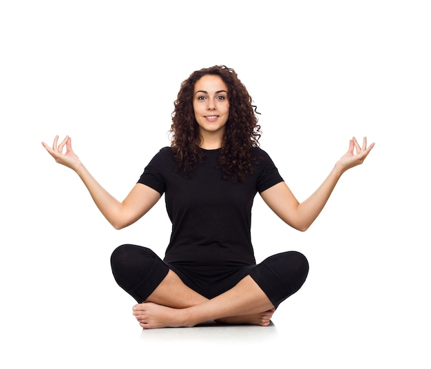 Mujer morena haciendo ejercicios de yoga