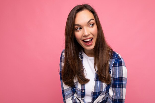 Mujer morena hermosa joven. Señora de moda en camisa casual de verano hipster. Shows femeninos positivos