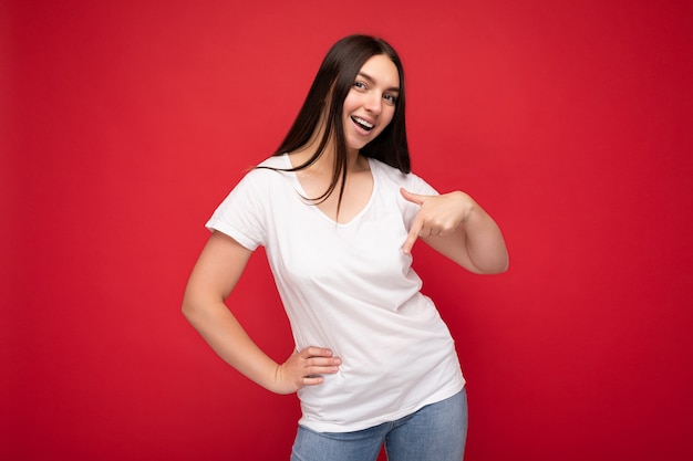 Mujer morena hermosa sonriente feliz adulta con emociones sinceras aisladas en la pared del fondo con