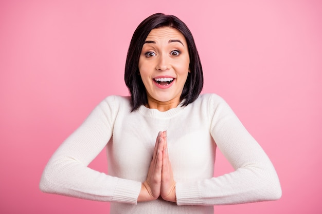 mujer morena con jersey blanco aislado en rosa