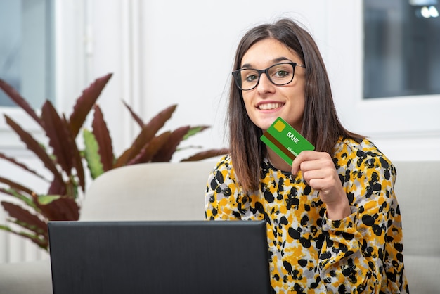 Mujer morena joven comprando con internet