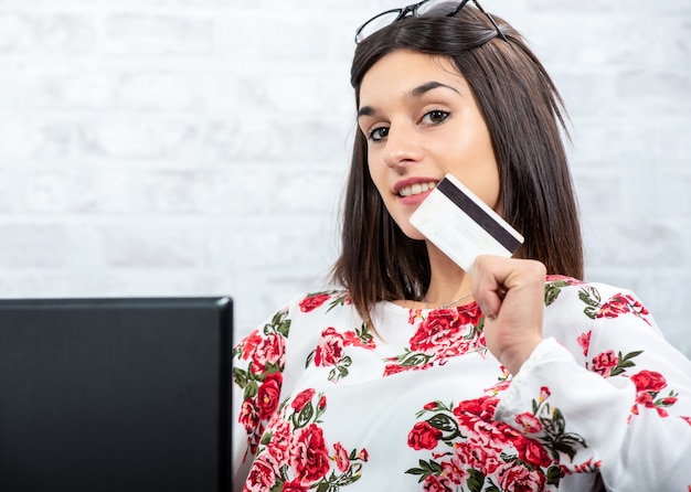 Mujer morena joven comprando con internet