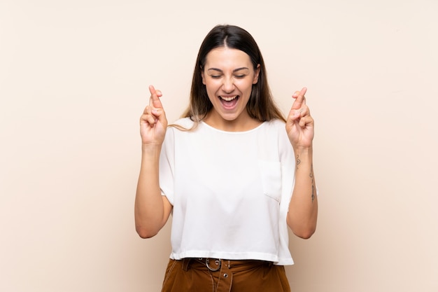 Mujer morena joven con los dedos cruzando