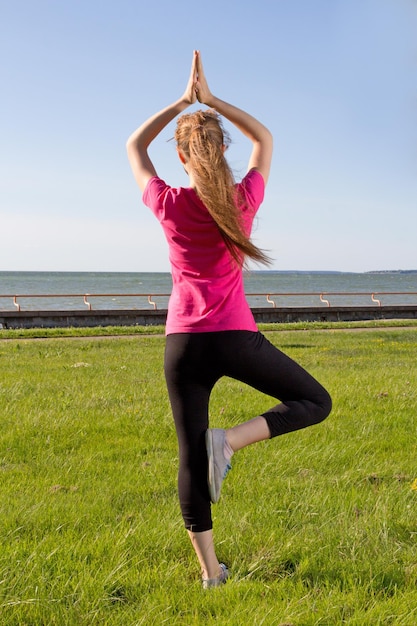 Mujer morena joven en pose de yoga