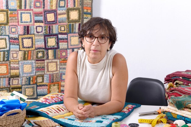 Mujer morena madura cosiendo patchwork