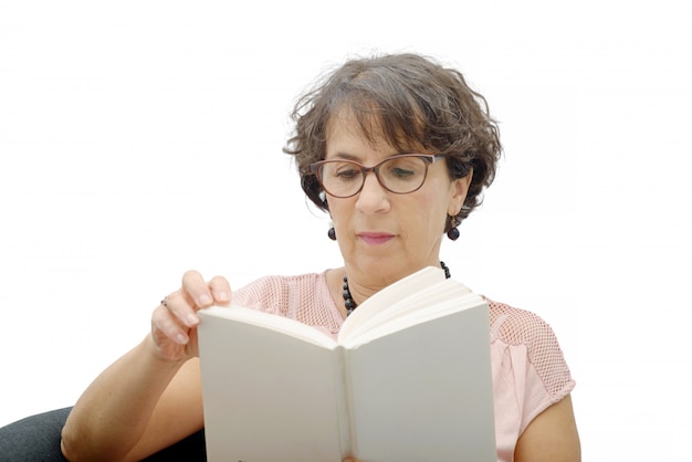 Mujer morena madura que lee un libro