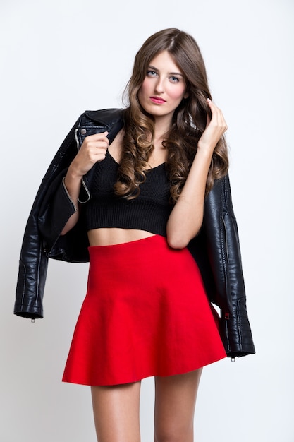 Foto mujer morena de moda con largas piernas delgadas posando en estudio.