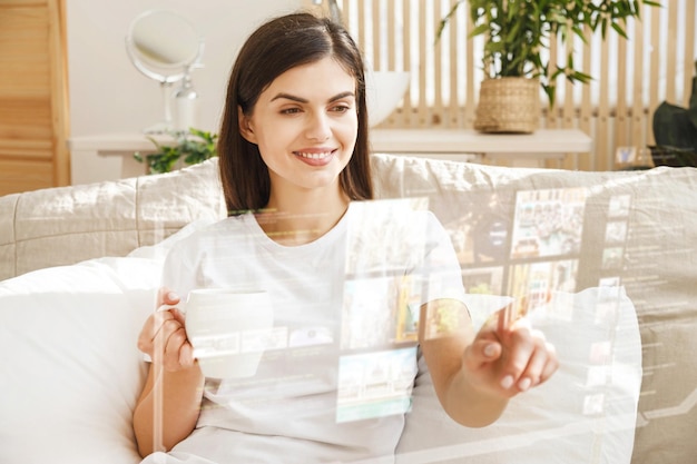 Mujer morena con panel de holograma hud