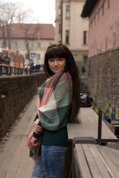 Mujer morena con pelo largo en la calle. Leópolis, Ucrania