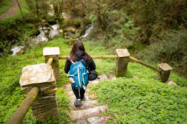 Mujer morena peregrina haciendo el Camino de Santiago Caminata Camino de Santiago