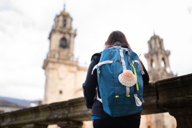 Mujer morena peregrina haciendo el Camino de Santiago Caminata Camino de Santiago