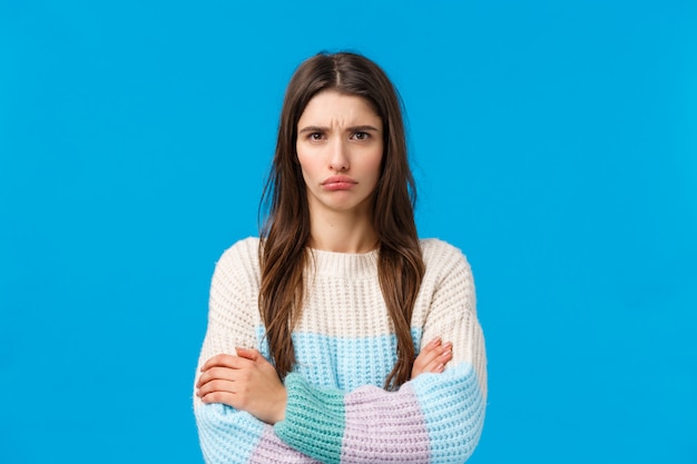 Mujer morena con suéter de invierno enojado