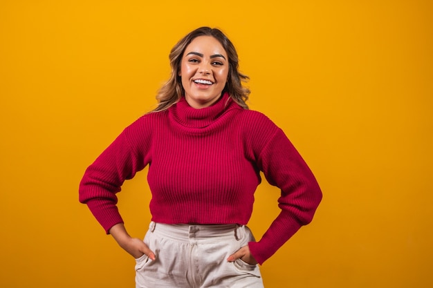 Mujer morena de talla grande mirando a cámara. hermosa mujer gordita sonriendo