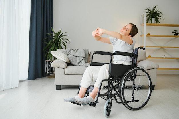 Mujer morena trabajando en silla de ruedas en casa