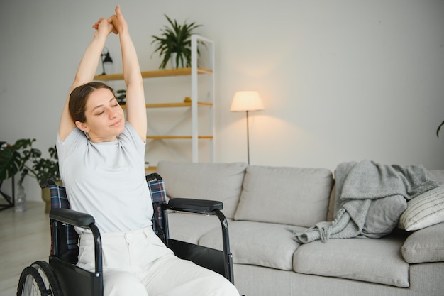 Mujer morena trabajando en silla de ruedas en casa