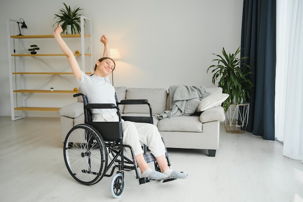 Mujer morena trabajando en silla de ruedas en casa