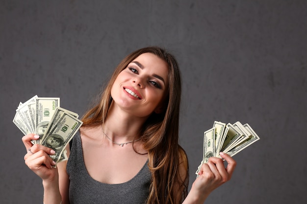 mujer morena con ventiladores de billetes