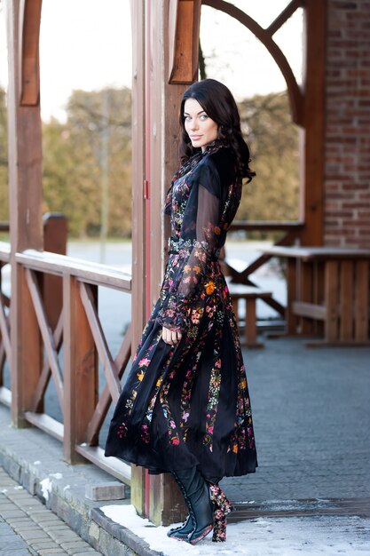 Mujer morena con un vestido largo