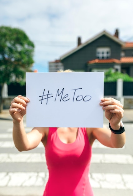 Mujer mostrando cartel con hashtag metoo