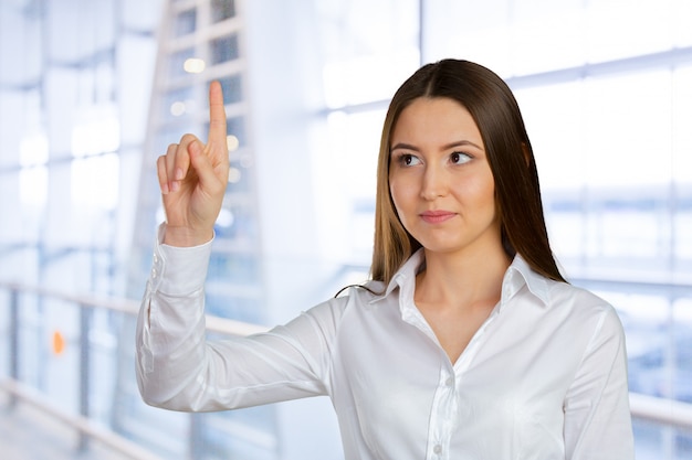 Foto mujer mostrando copia espacio