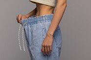 Mujer Mostrando Cu nto Peso Perdi Foto Premium