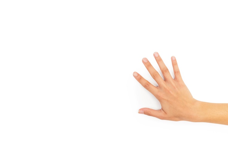 Foto mujer mostrando el dorso de su mano sobre un fondo blanco con espacio de copia