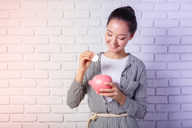 Mujer mostrando monedas de oro de Bitcoin. Criptomoneda