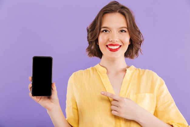 Mujer mostrando pantalla de teléfono móvil