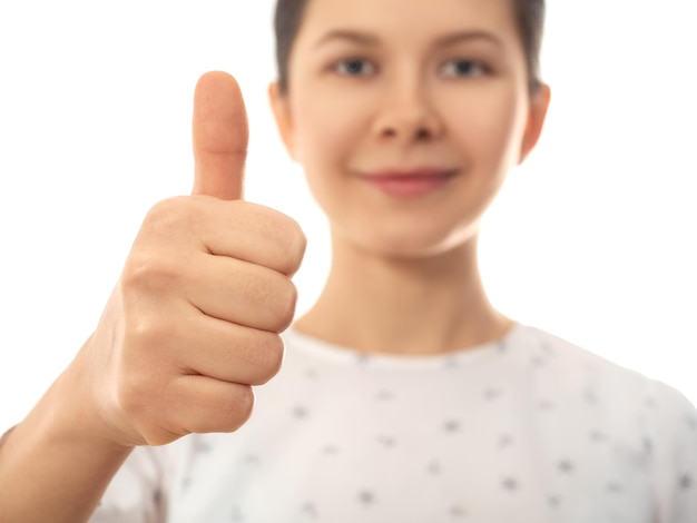 Mujer mostrando pulgar arriba signo aislado en blanco Reacción positiva aprobación signo y recomendación