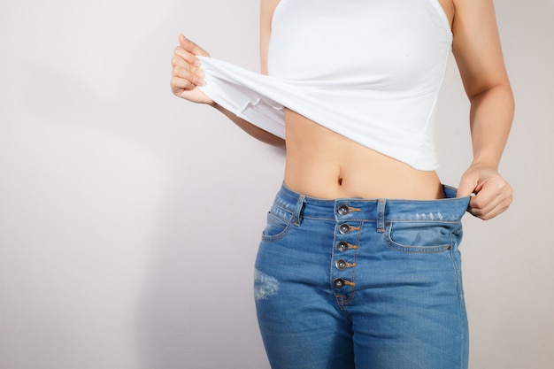 Mujer mostrando su abdomen