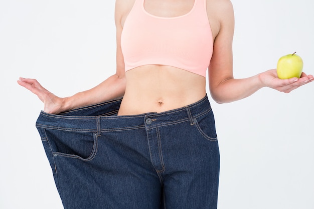 Foto mujer mostrando su cintura después de perder peso