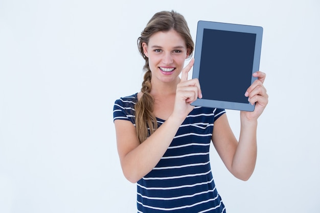 Mujer mostrando tablet pc