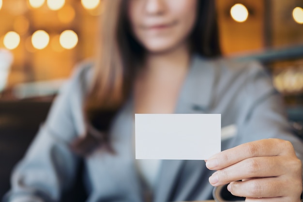 mujer mostrando tarjeta de visita en blanco