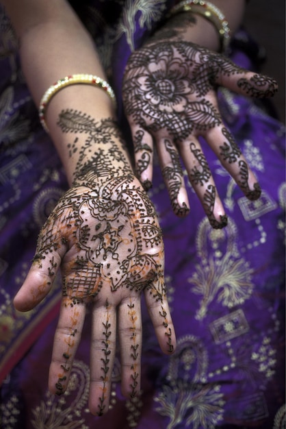 Foto mujer mostrando un tatuaje de henna en las manos