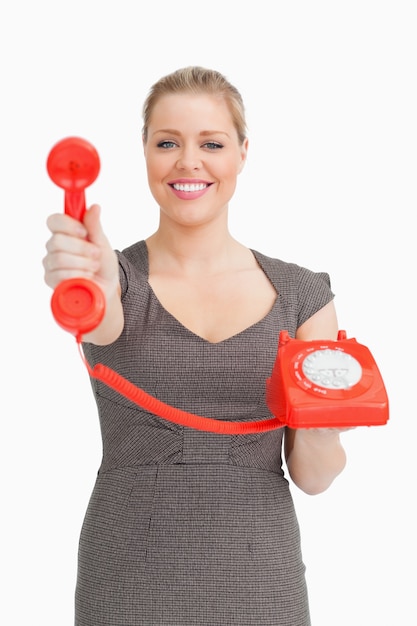 Mujer mostrando un teléfono