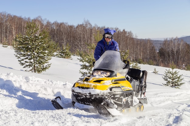 Mujer en una moto de nieve