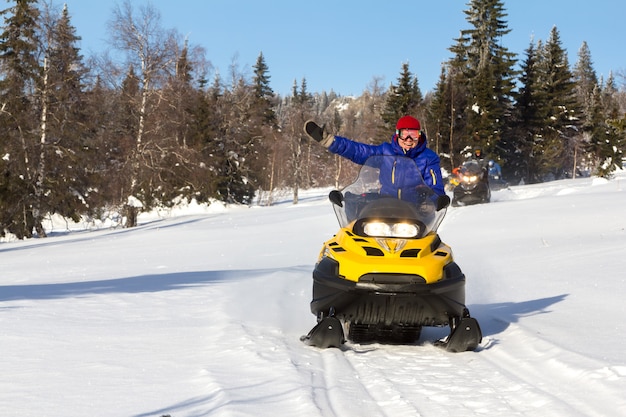 Mujer en una moto de nieve