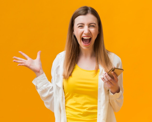 Foto mujer con móvil feliz