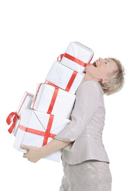 mujer con muchas cajas de regalo.