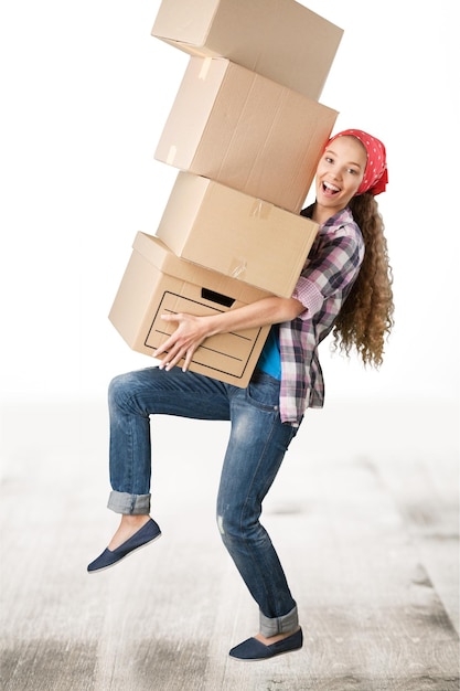 Mujer mudándose a una nueva casa con cajas de cartón