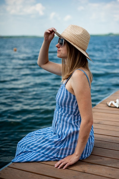 mujer en el muelle