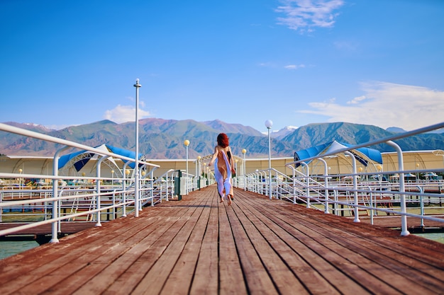 Mujer en el muelle.